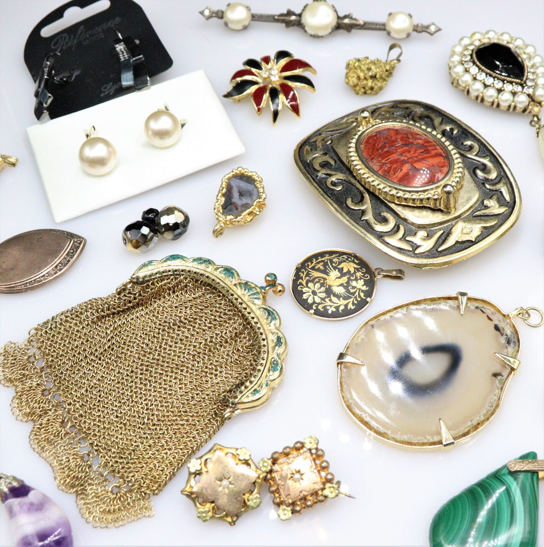 Null Lot de bijoux fantaisies comprenant broches, pendentifs, boutons de manchet&hellip;