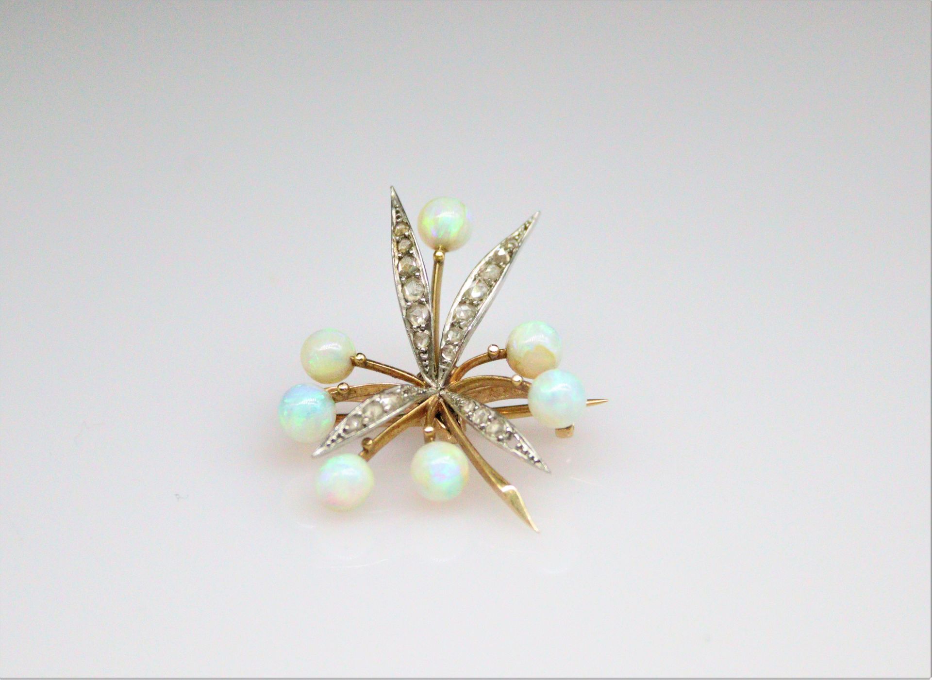 Null Broche de oro amarillo y blanco de 18 quilates (750) que estiliza una compo&hellip;