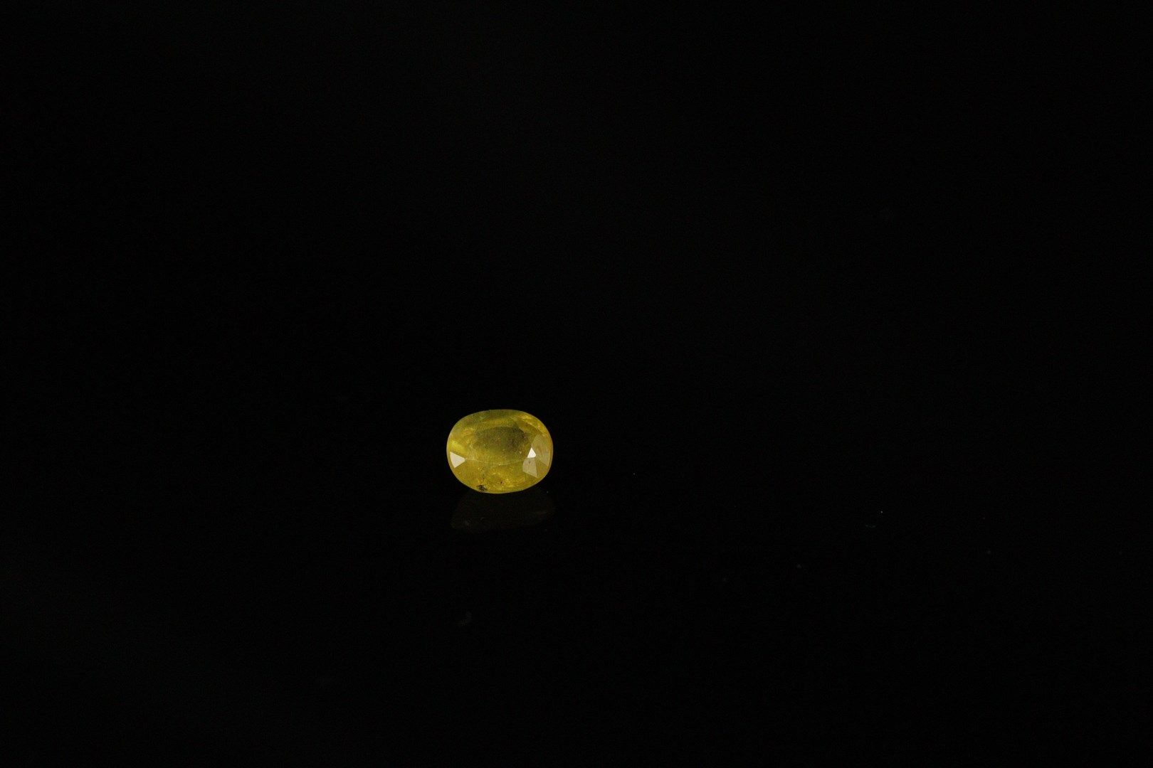 Null Oval yellow sapphire on paper.
Weight : 1.09 ct.
