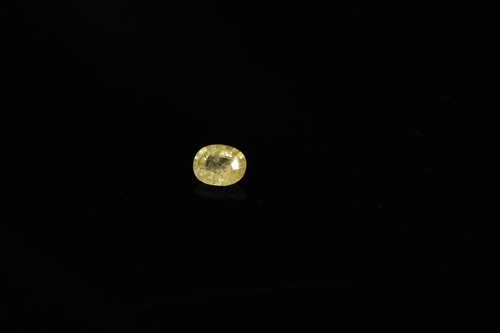 Null Zafiro amarillo ovalado sobre papel. 
Peso : 1.45 ct.