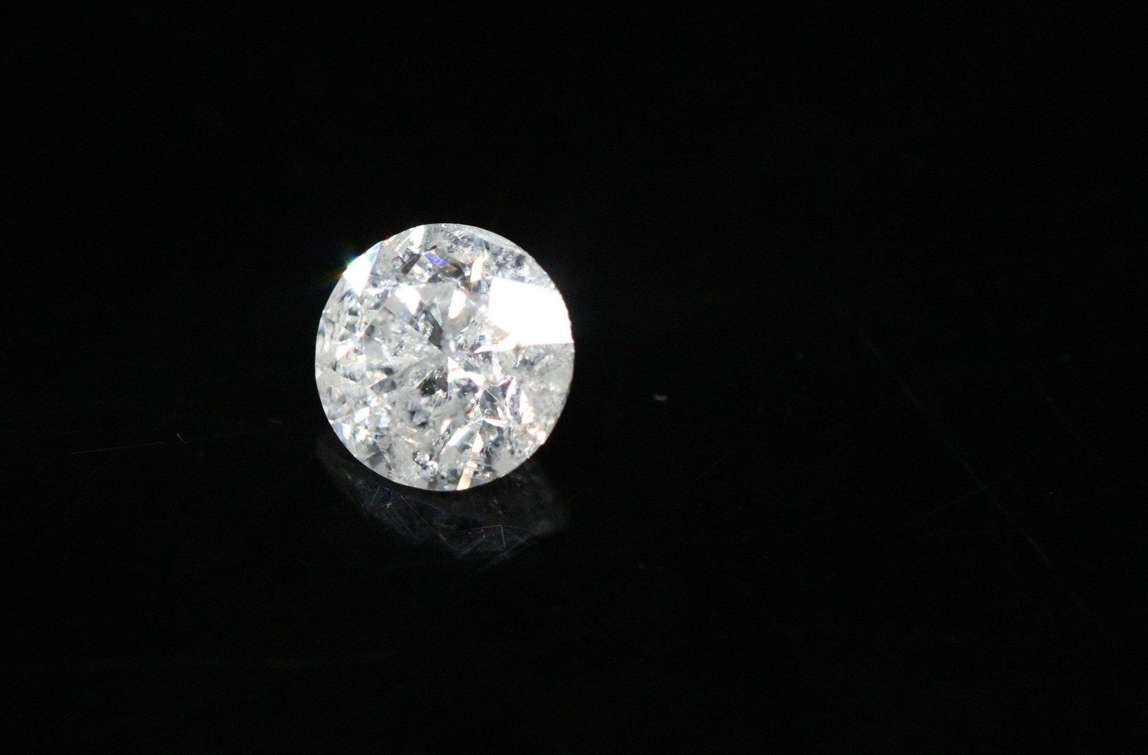 Null 纸上的圆形 "D "色钻石。
附带一份IGL证书，证明......。D 色
清晰度：I1
对称性：非常好
无荧光。 
没有治疗的迹象。
重量：0.94&hellip;