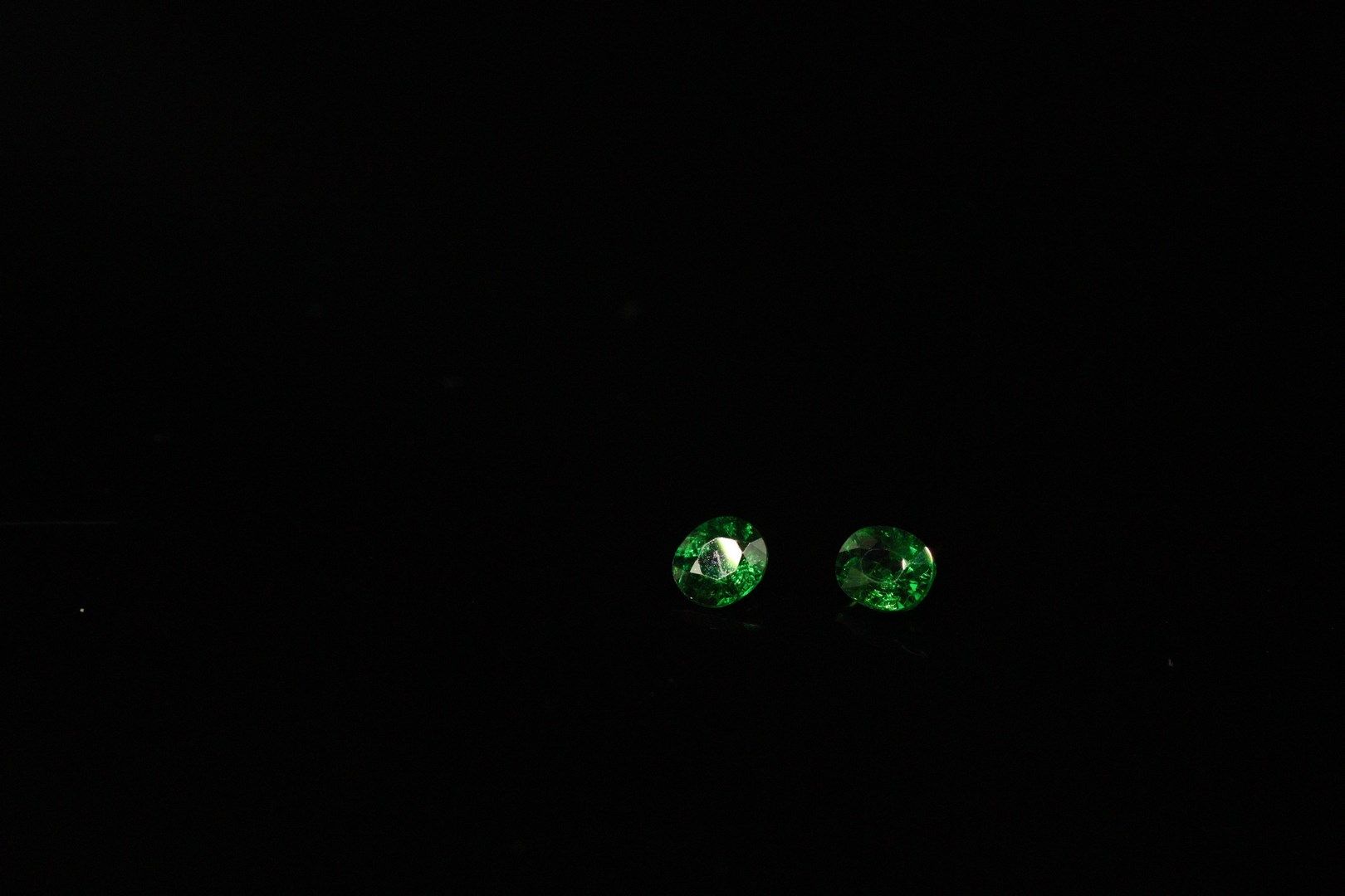 Null A pair of oval tsavorite garnets on paper. 
Total weight : 1.05 ct.