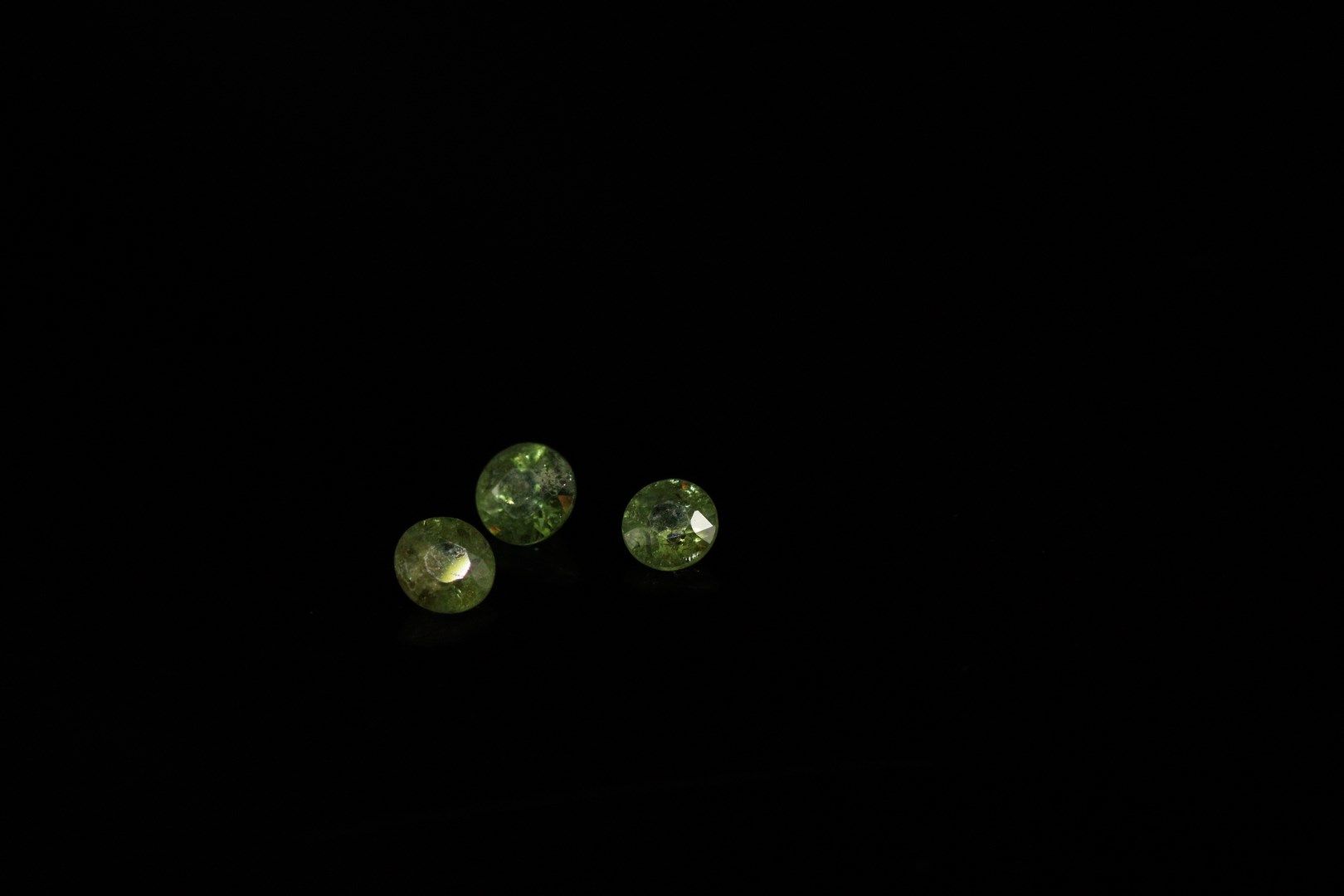 Null Mixed demantoid garnets on paper. 
Total weight : 1.68 cts.