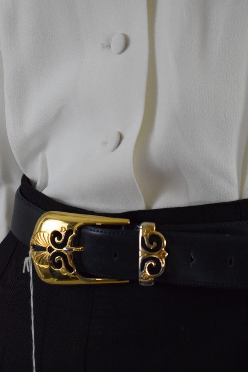 Null AMBOISE 

Belt in smooth midnight blue leather with important gilded metal &hellip;