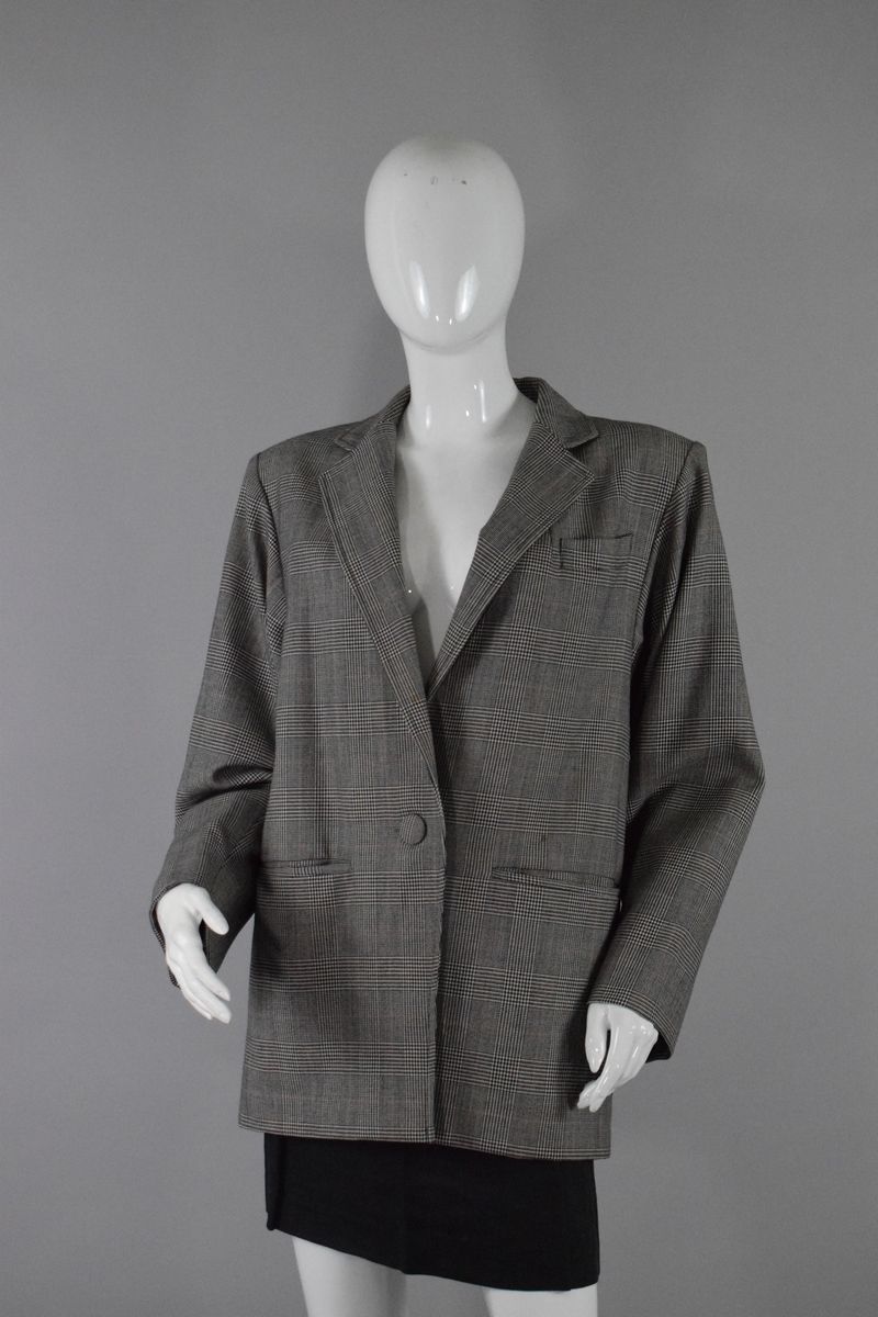 Null Emmanuelle Khanh
 
超大的威尔士王子外套，一个前扣。 
轻微的污渍。 

尺寸：40约。