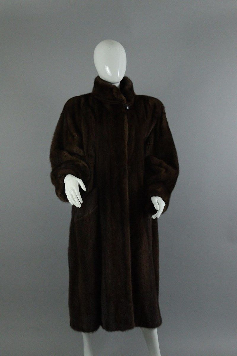 Null GUY LAROCHE

Long mink coat, button closure at the collar.
Two pockets, bro&hellip;