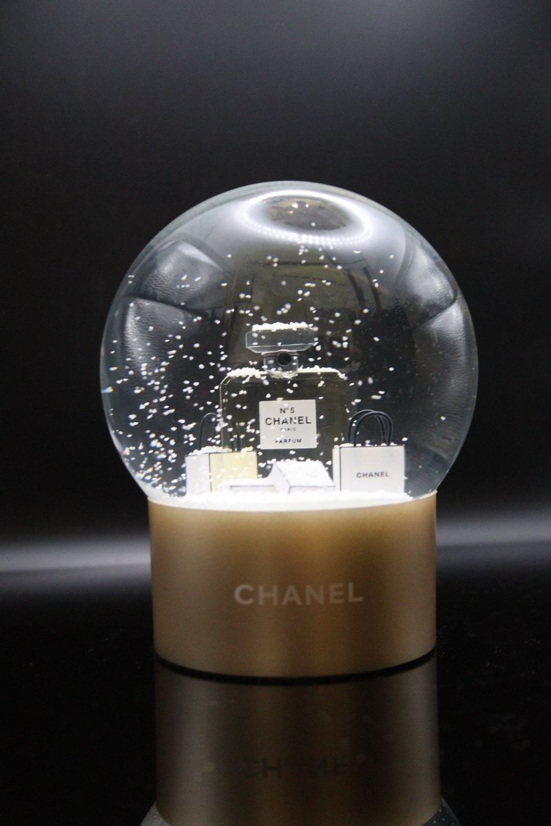 CHANEL Glass snow globe decorated with boutique bags an…