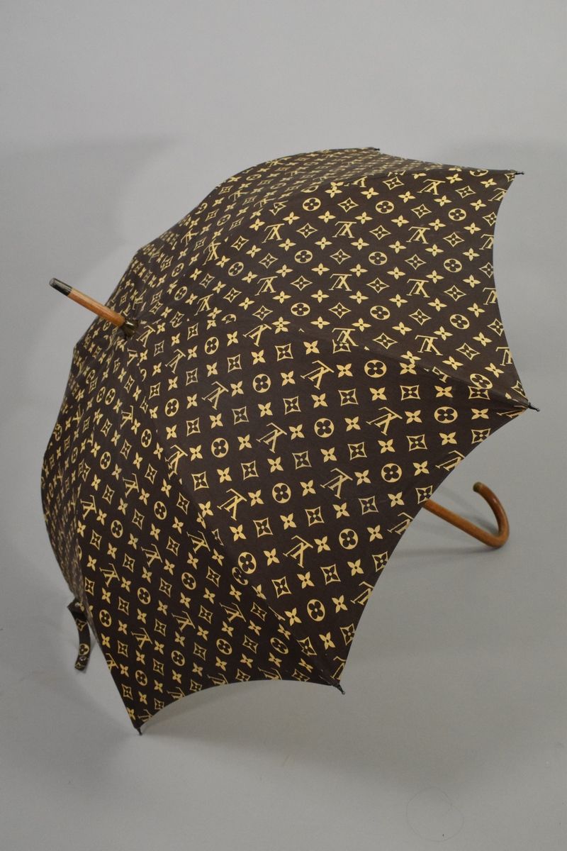LOUIS VUITTON Parasol in monogrammed canvas and wood, c…