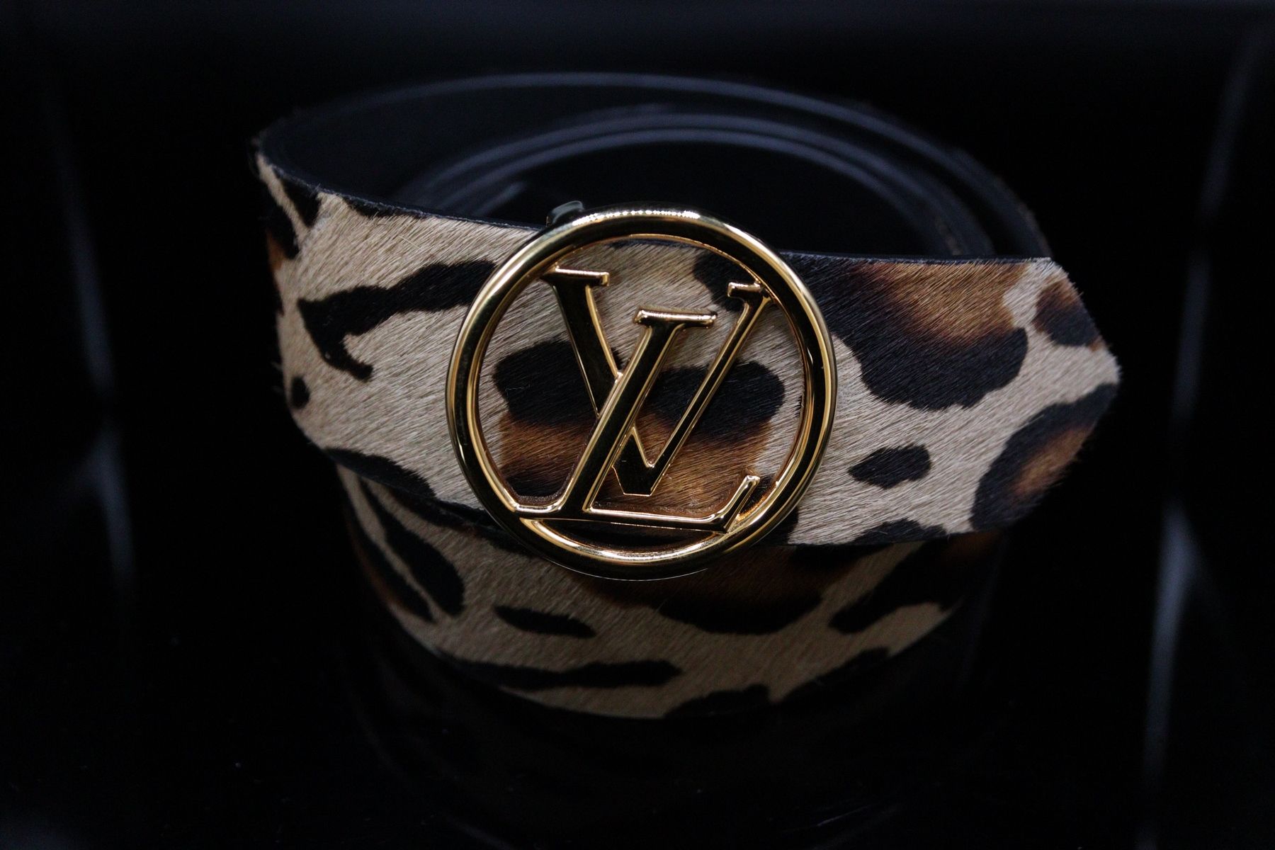 LOUIS VUITTON Reversible leopard skin belt in black le…