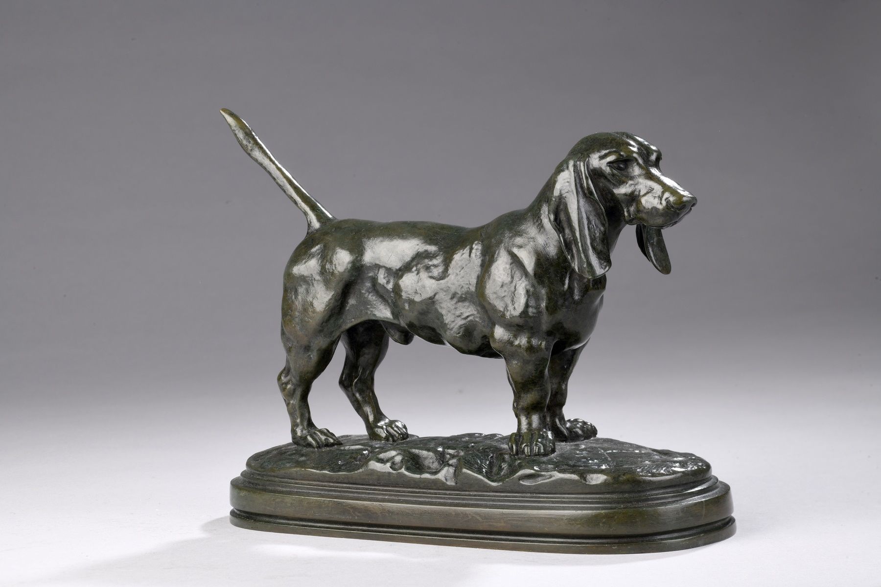 Null 巴里-安托万-路易斯, 1796-1875
英国巴萨特犬N°1
青铜，带绿褐色铜锈，F. BARBEDIENNE FONDEUR，死后铸造
平台上：B&hellip;
