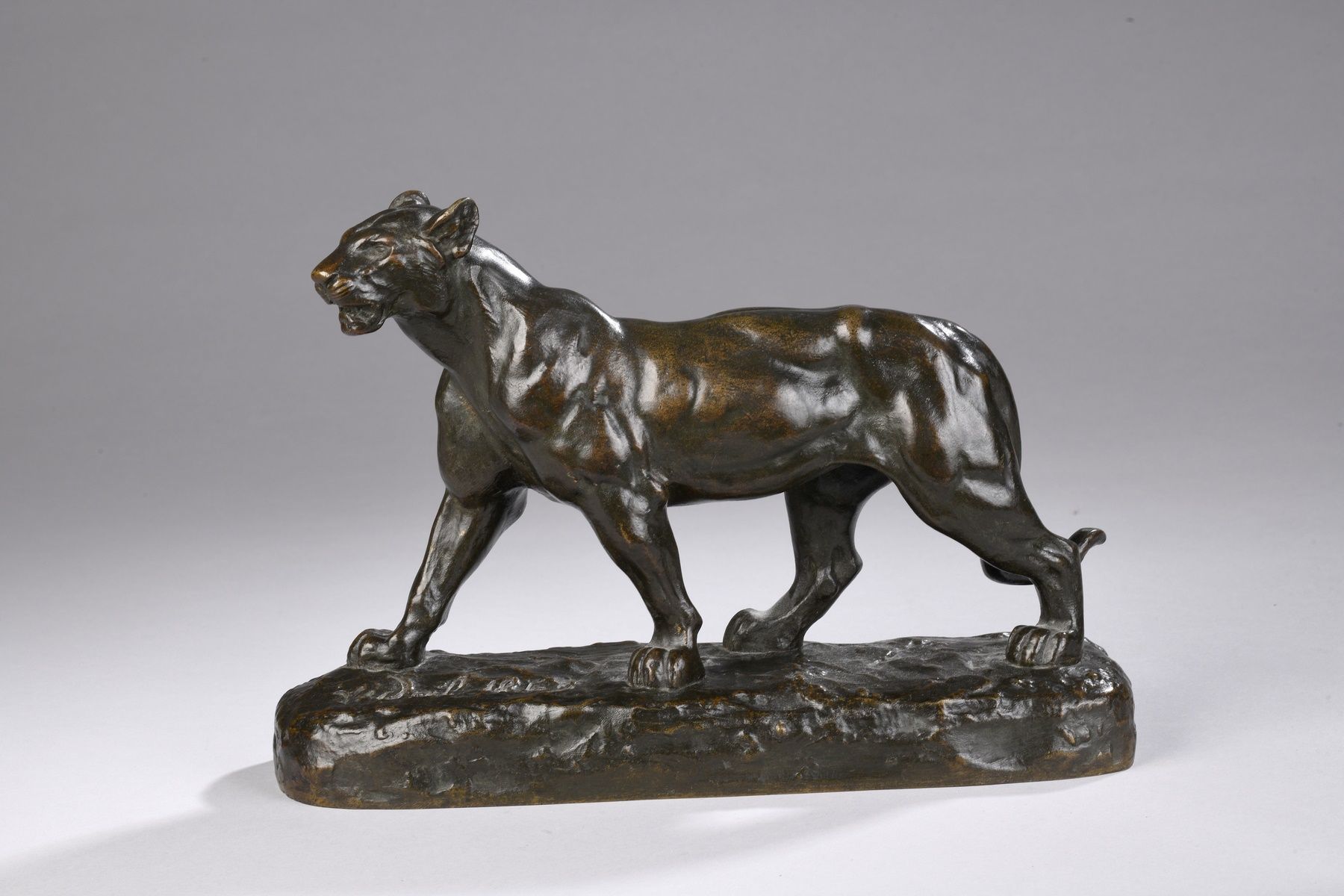 Null 维达尔-路易斯，1831-1892
雌狮，1859年
青铜，有棕色阴影的古铜色
在露台上：维达尔1859年
高：21.5厘米；宽：31厘米