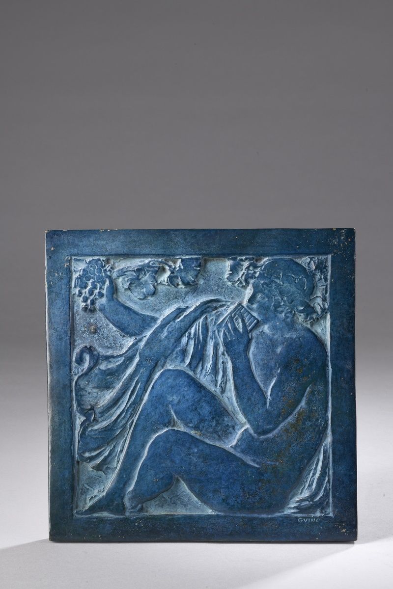 Null 理查德-吉诺，1890-1973
吹着风笛的巴坎特
带蓝色铜锈的青铜浮雕（铜锈有磨损的痕迹），失蜡铸造 
失蜡铸造 C.Valsuani, n°2/8&hellip;