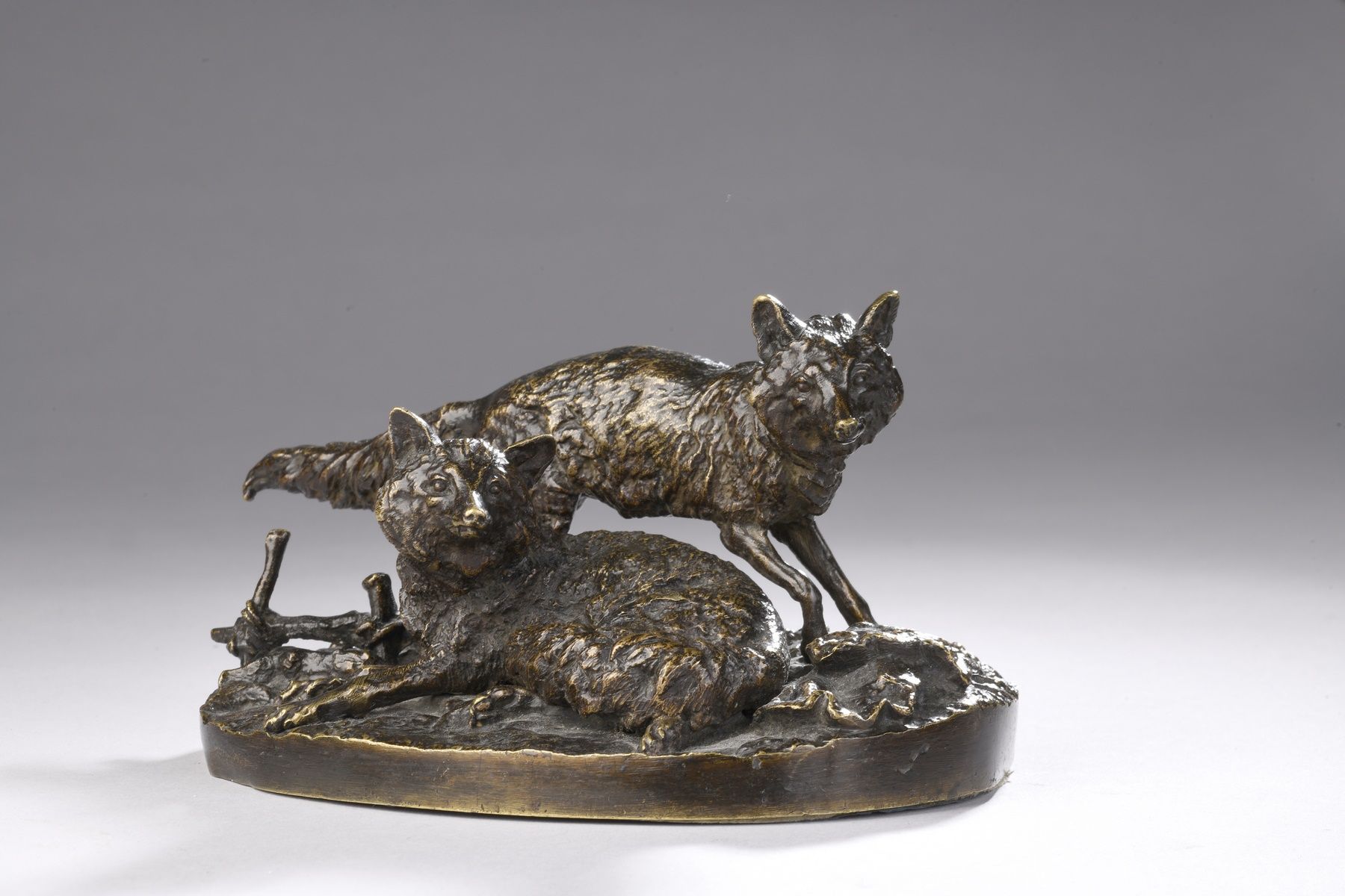 Null 皮埃尔-儒勒（MÈNE），1810-1879年
两只狐狸（一只躺着，另一只站着），青铜组，有棕色阴影的铜锈，在露台上：PJ MÈNE
高度：8.5厘米&hellip;