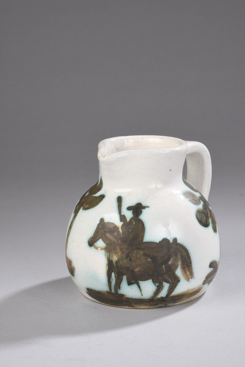 Null 皮卡索-巴勃罗，1881-1973年和马杜拉
公牛和皮卡多，1956年
白釉陶器，黑色氧化石蜡装饰，500件的版本（颈部有小碎片，非常小的缺失）。
底&hellip;