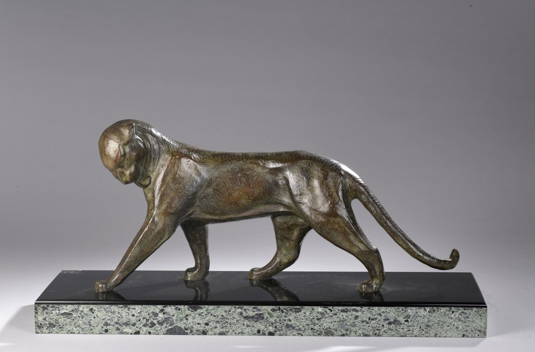 Null DECOUX Michel, 1837-1924
Panthère
bronze à patine brun clair nuancée sur un&hellip;