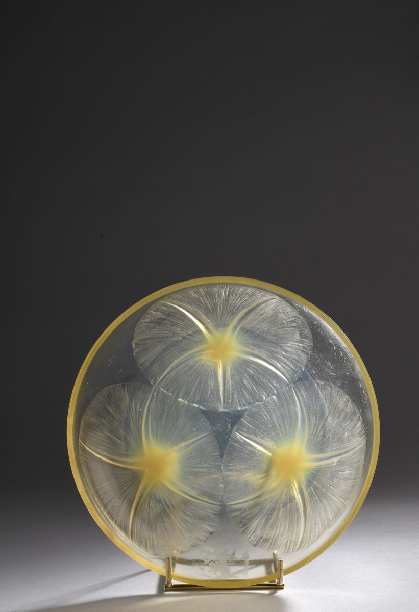Null 勒内-拉里克 (1860 - 1945) 
Volubilis "杯（模型创建于1921年）。黄色压制玻璃的证明，缎面和光泽（颈部有轻微缺口）。
已签&hellip;