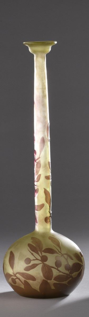 Null 加勒公司
Soliflore，长管状颈部，球形底座上有阶梯状颈部。紫色衬里的玻璃证明，绿黄色的背景。酸蚀装饰的树枝和浆果。 
已签名。
高32.5厘米&hellip;