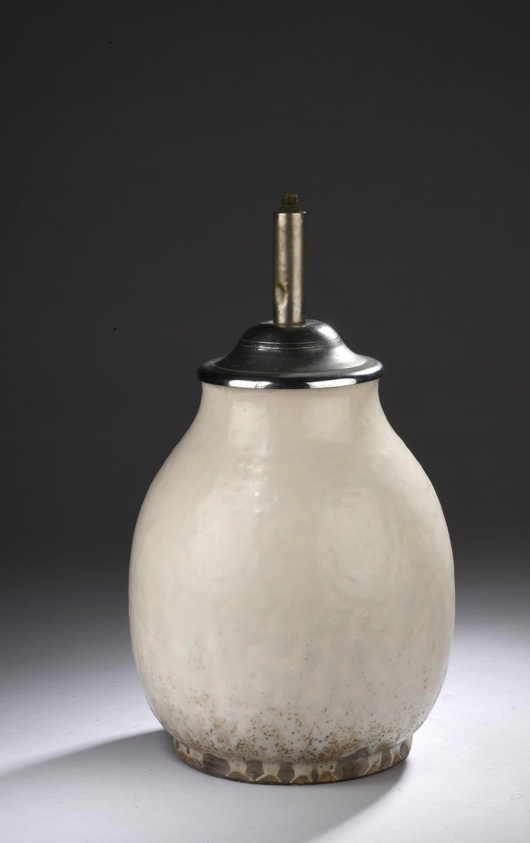 Null KERAMOS
Stoneware ovoid vase with cream velvety glaze, mounted as a lamp la&hellip;