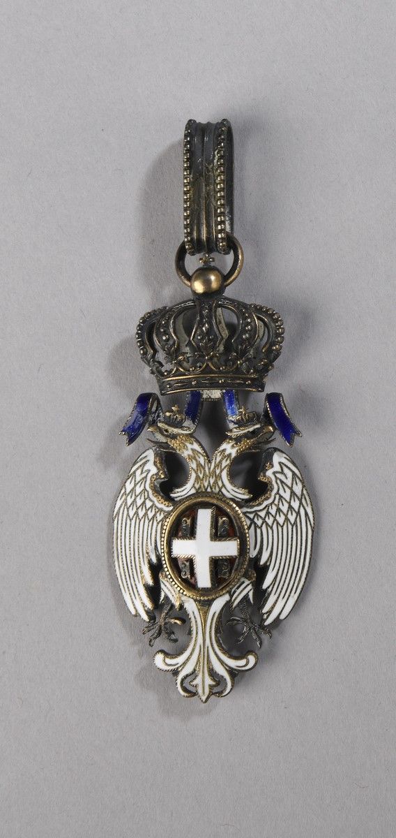 Null SERBIA
白鹰勋章。
银色和珐琅质的指挥官徽章（少量缺少蓝色丝带)
毛重：32.3克