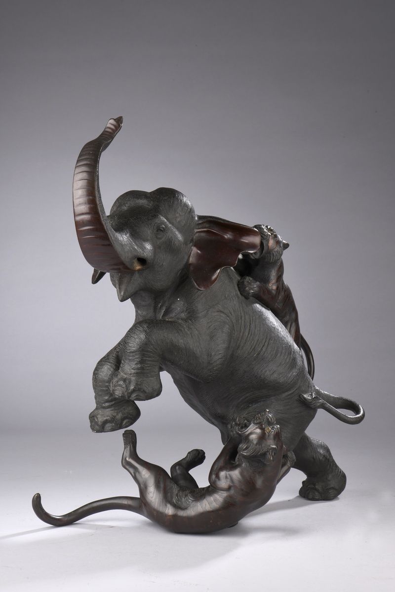 Null 日本，约1900年。 
大型青铜组，带有棕色的铜锈，部分雕刻和酸蚀，表现一头大象被两只老虎攻击，眼睛是硫化物。
腹部下方有签名。
H.43 - W. &hellip;