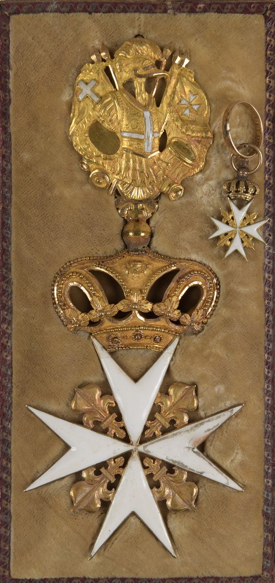 Null 贝里公爵的重要历史记忆 


耶路撒冷圣约翰军事和医院骑士团，称为马耳他骑士团
一套两件： 

-属于贝里公爵的重要的骑士团指挥官或大长老的颈部十字架&hellip;
