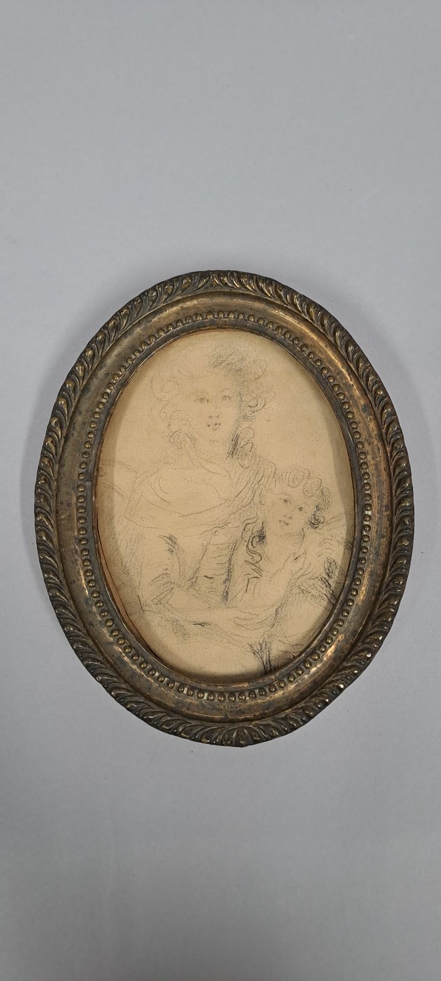 Null 法国学校 18世纪的最后一季

女子半身像，和一个孩子坐在一起

黑石头。粘在纸板上（右下角有小的事故；稍有不慎；下部有小的横折）。

在支撑纸板的背&hellip;