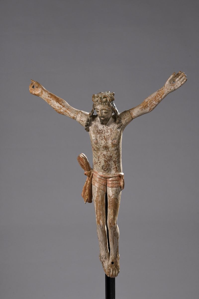 Null Christ en bois sculpté et polychromé. Tête inclinée vers l'avant ceinte d'u&hellip;