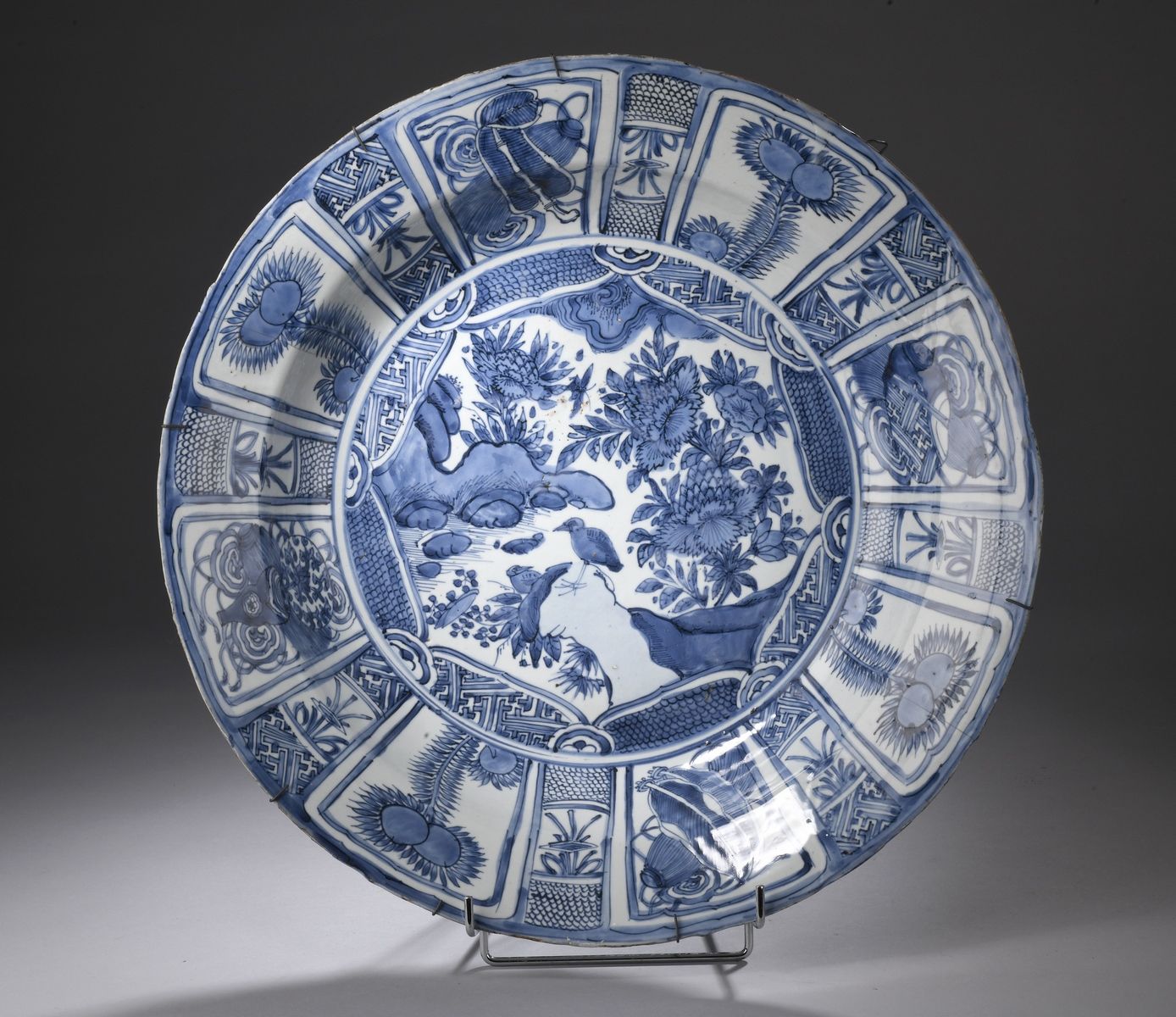 Null CHINE, Kraak - Epoque WANLI (1572 - 1620)
Grand plat en porcelaine décorée &hellip;