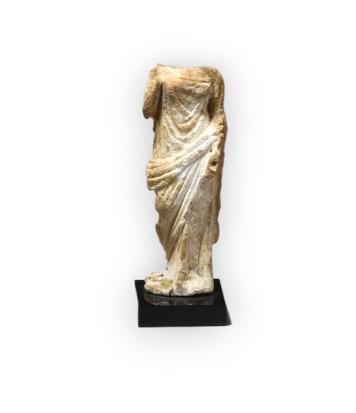 Null Statuette féminine péplophore acéphale
Albâtre fortement usé sur le revers.&hellip;