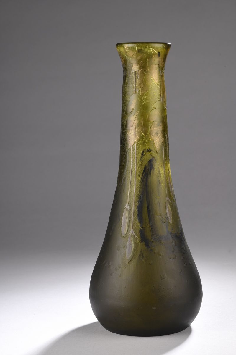 Null LEGRAS
Vase conique à col évasé. Épreuve en verre vert olive à décor gravé &hellip;