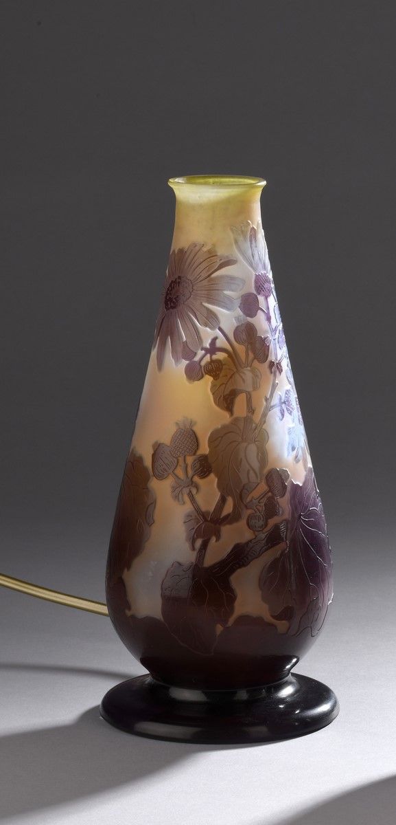 Null 加勒公司 
一个圆锥形的花瓶放在基座上，后来被安装成一盏灯（为通电而穿孔）。黄色背景的紫罗兰玻璃证明。在浮雕中用酸刻出了墓地装饰。
已签名。
高度：2&hellip;