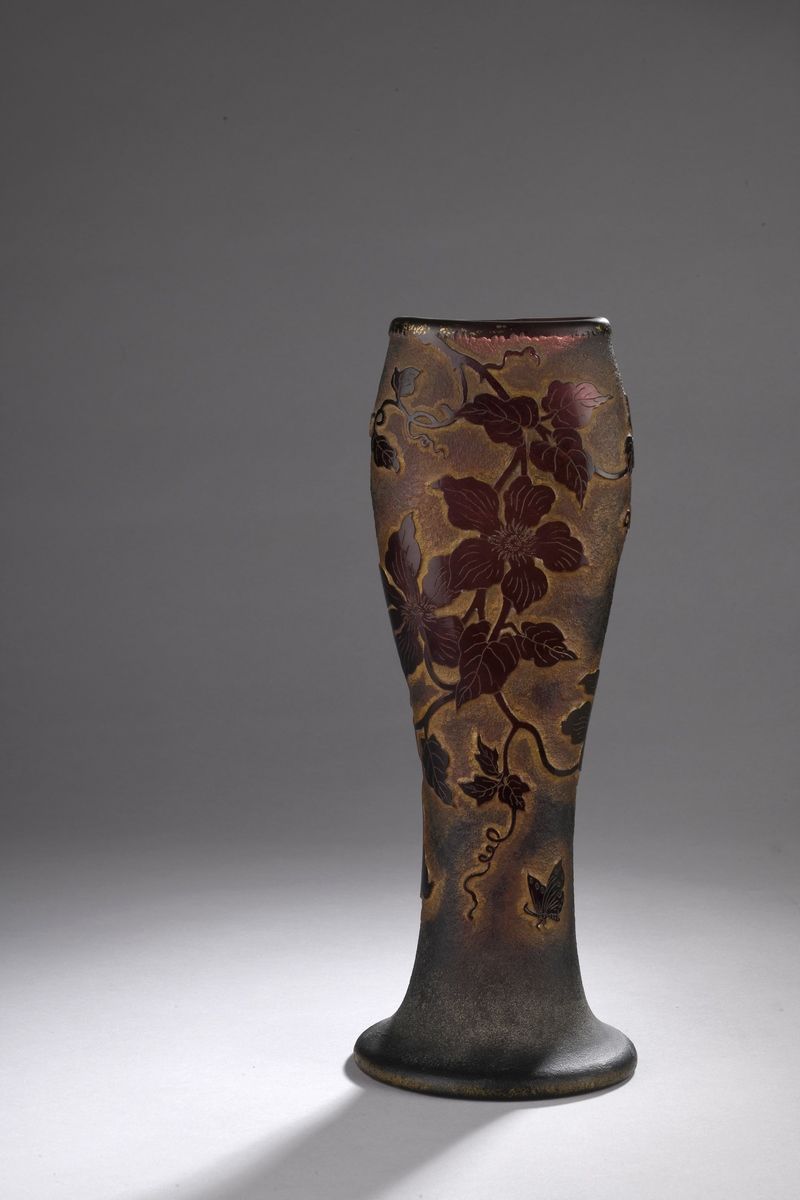 Null 法国作品 
卵形的花瓶，扁平的瓶身，圆锥形的瓶脚。紫色玻璃的证明。在磨砂背景上用酸刻出铁线莲的装饰，并以镀金加强。 
它有一个神秘的签名。 
高30,&hellip;