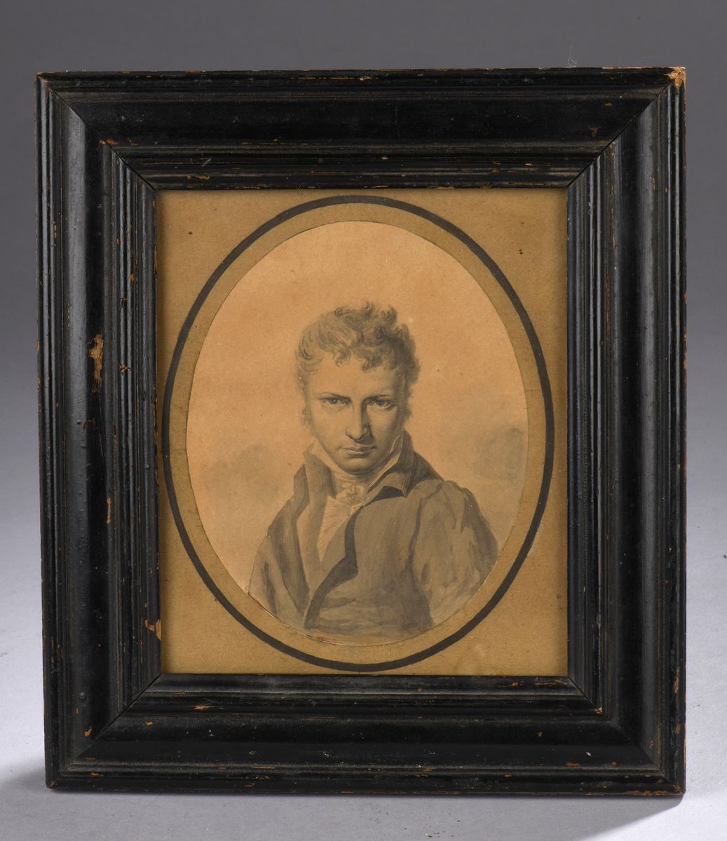 Null 法国浪漫主义学校 19世纪上半叶。 

一个年轻男子的全脸肖像。 

钢笔，棕色墨水，灰色和黑色水洗，椭圆形（未染色）。 
背面左上角有石墨注解，J.&hellip;