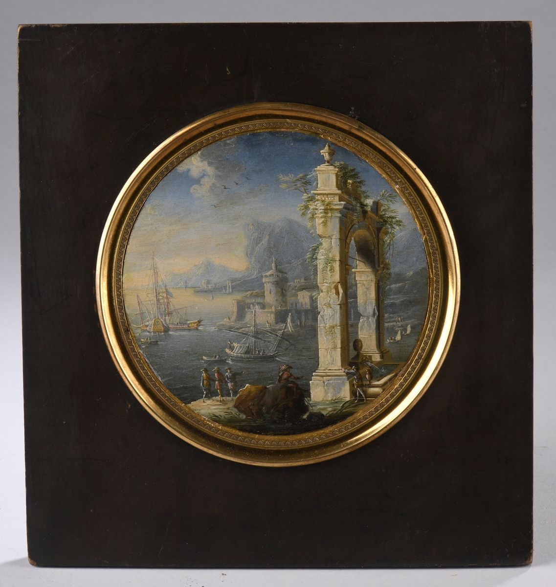 Null 科科朗特-莱昂纳多
那不勒斯 1680 - 同上; 1750

带有废墟拱门、帆船和村民的港口景观。
圆形铜板上的油彩。

直径13.5厘米

长方形&hellip;