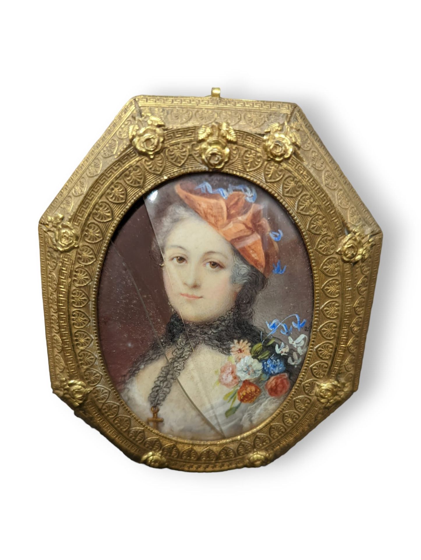 Null 法国学校
18世纪最后25年的品味 
一个女人的肖像在植物群中。 
椭圆形的微型画。 

高8.5 - 宽6.5厘米

八角形的镀金和凿刻的金属框架，&hellip;