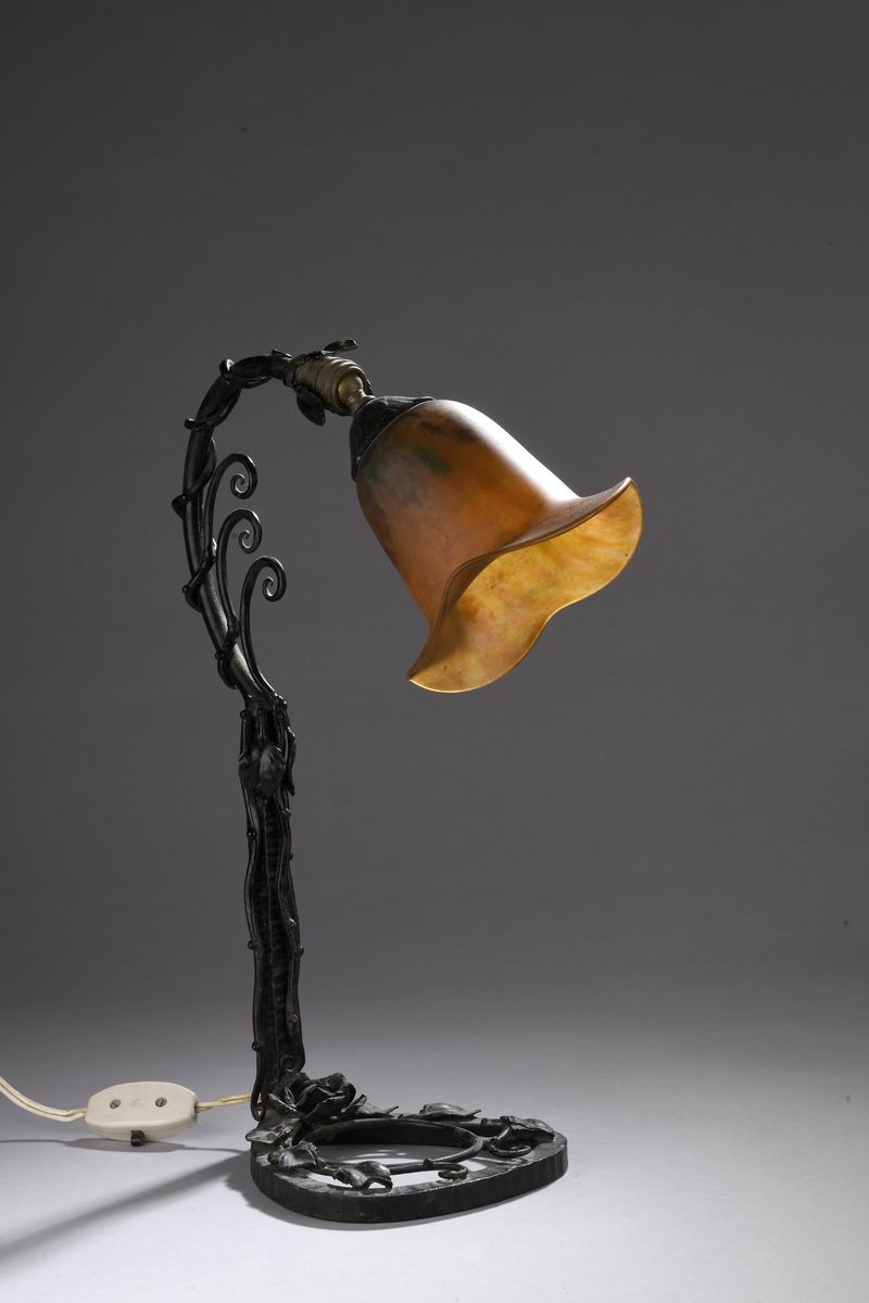 Null DAUM - NANCY 
台灯，有一个可调节的灯，用锤子锻打的铁器，上面装饰着叶子的茎和一个郁金香形状的黄橙色大理石花纹玻璃盖。
郁金香上有签名。
&hellip;