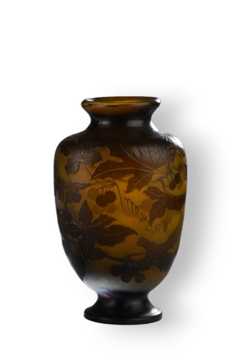 Null 加勒公司
肩部和圆锥形颈部的卵形花瓶，置于基座上。紫褐色内衬玻璃证明，黄橙色底。酸蚀浮雕的藤蔓和葡萄藤。
已签名。
高21厘米