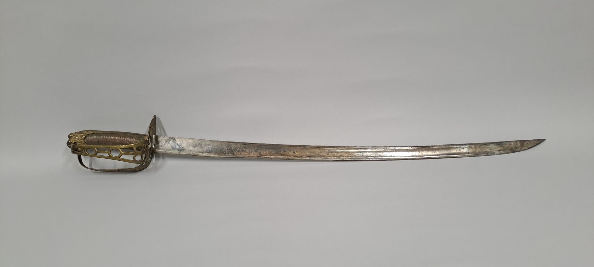 Null 志愿军军官的军刀。青铜 "旋转护手"。鞍座上有狮子头和花纹导火线（小缺）。
弯曲的刀身，上面有一个凹槽（点蚀）。
冯绍峰。
18世纪晚期