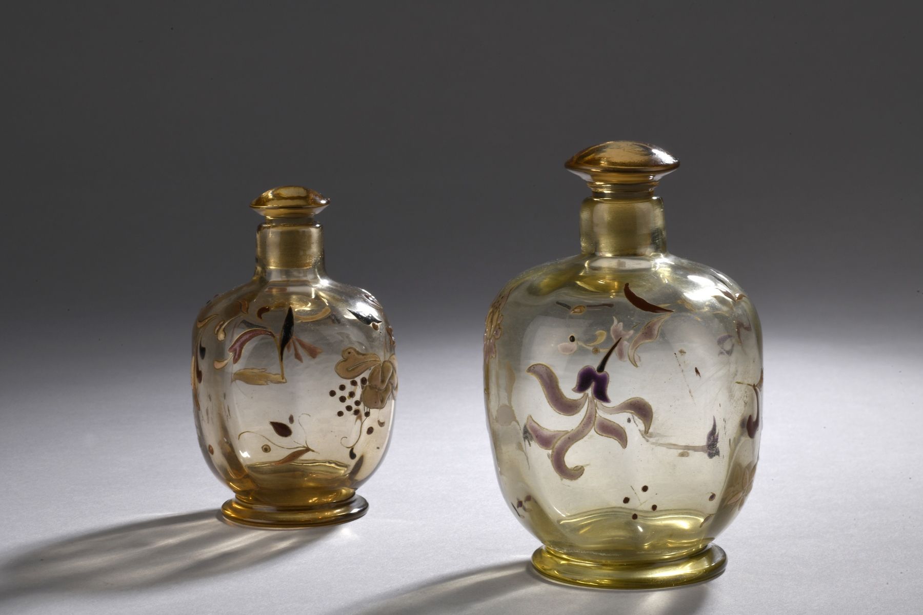 Null 埃米尔-加勒 (1846 - 1904)
两个烧瓶，卵形的瓶身在圆形的瓶跟上完全开了槽，瓶身的塞子是扁平的。琥珀色的玻璃证明，有多色珐琅彩的花卉装饰，&hellip;