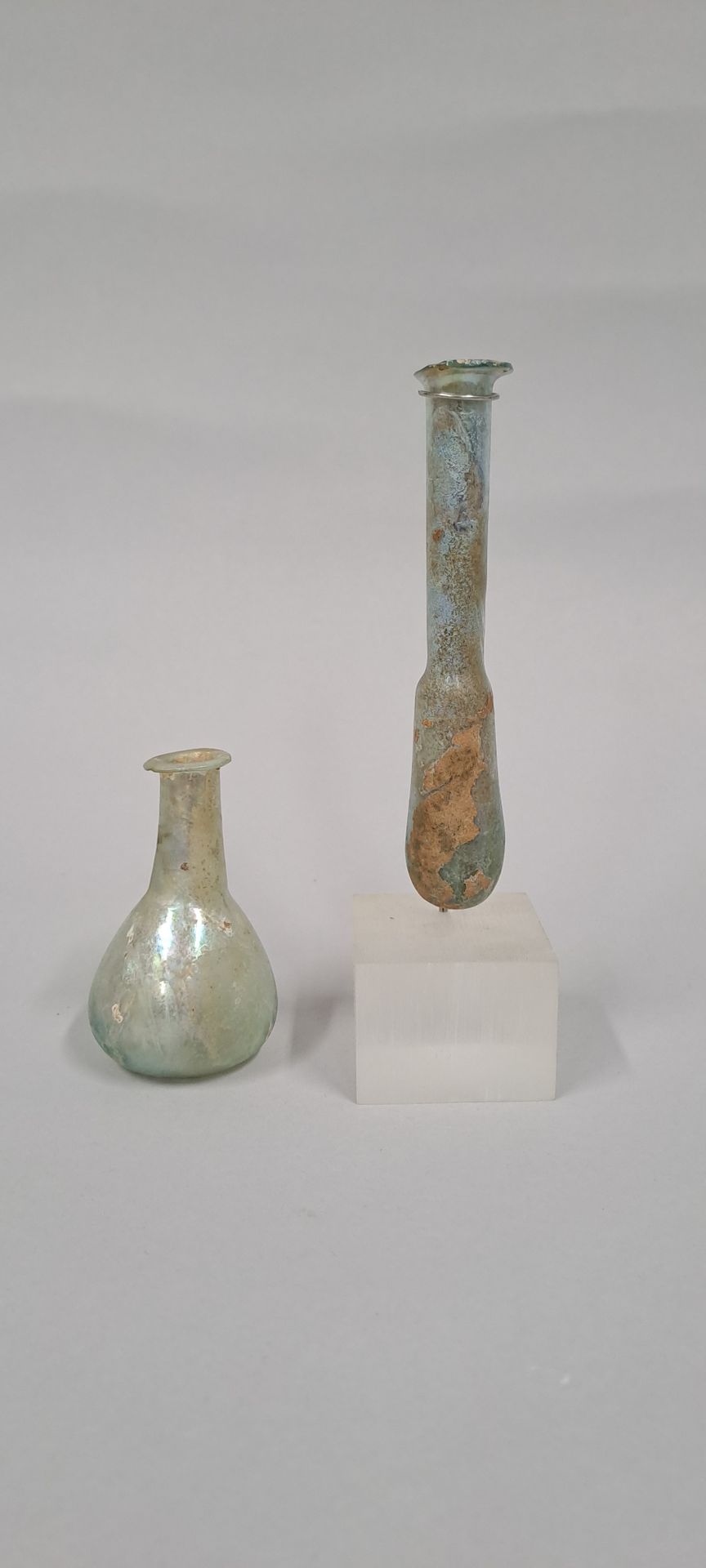 Null 一套包括一个卵形瓶身和高颈的瓶子和一个高颈和长方形瓶身的香皂。
带蓝色的玻璃。虹膜。
罗马艺术，2/3世纪
H.8.3厘米和13厘米