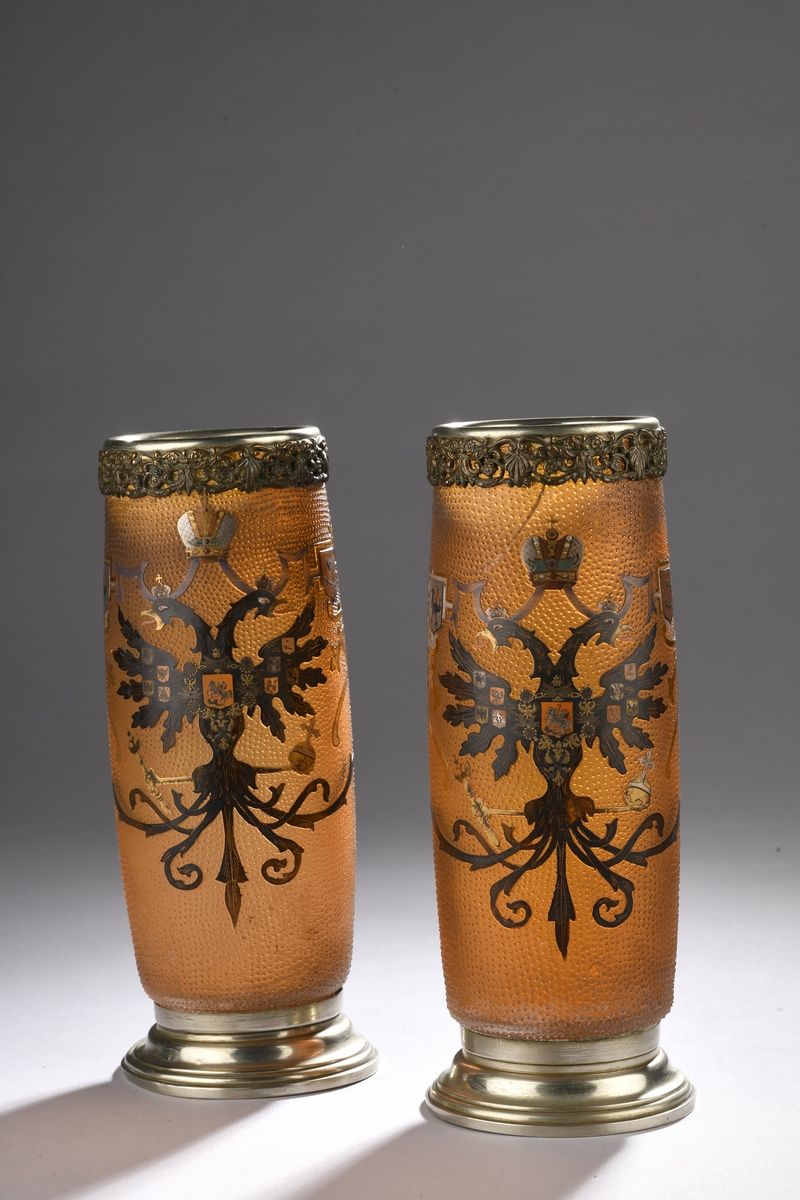 Null DAUM - NANCY 
Paire de vases rouleaux en verre ambré à monture haute et bas&hellip;