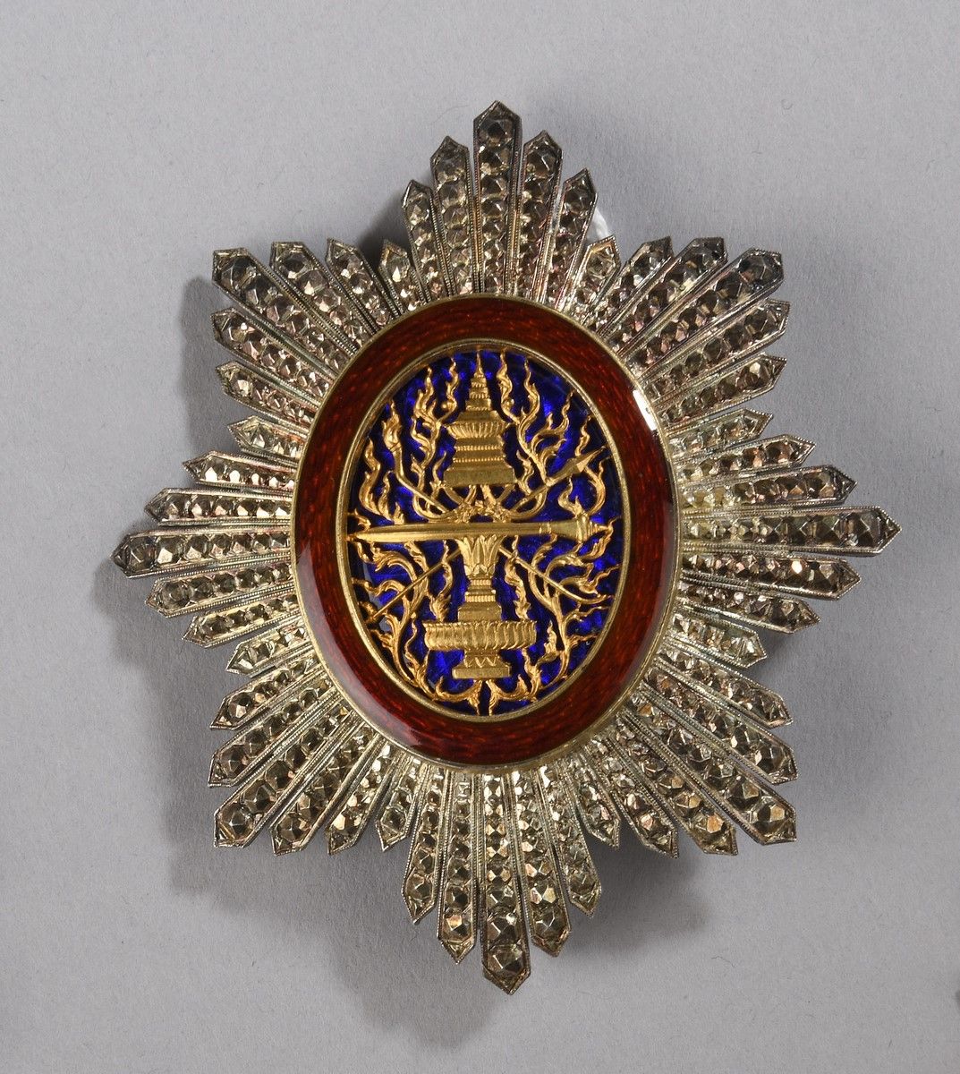 Null Superbe plaque de Grand Officier de l'Ordre Royal du Cambodge.
Diam. 9 cm