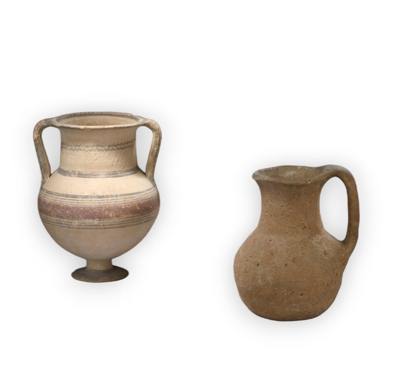 Null 拍品包括一个架在基座上的双柄壶。壶身和颈部绘有黑色和红色的条纹和线条。
粉红色的陶土。唇部和底部有小缺口。有轻微的磨损。
塞浦路斯，公元前7世纪
H.&hellip;