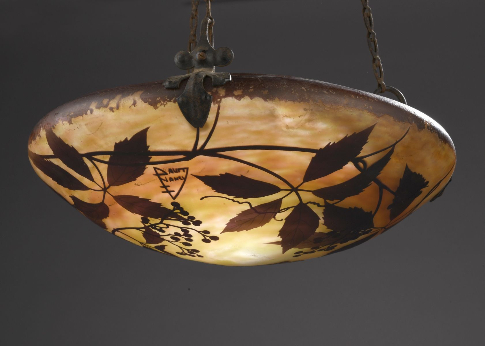 Null DAUM - NANCY 
吊灯，有圆锥形的碗和弯曲的边缘。在橙黄色大理石地面上用紫褐色的内衬玻璃证明。饰有酸性浮雕的树枝和浆果。三爪的锻铁支架和植物&hellip;