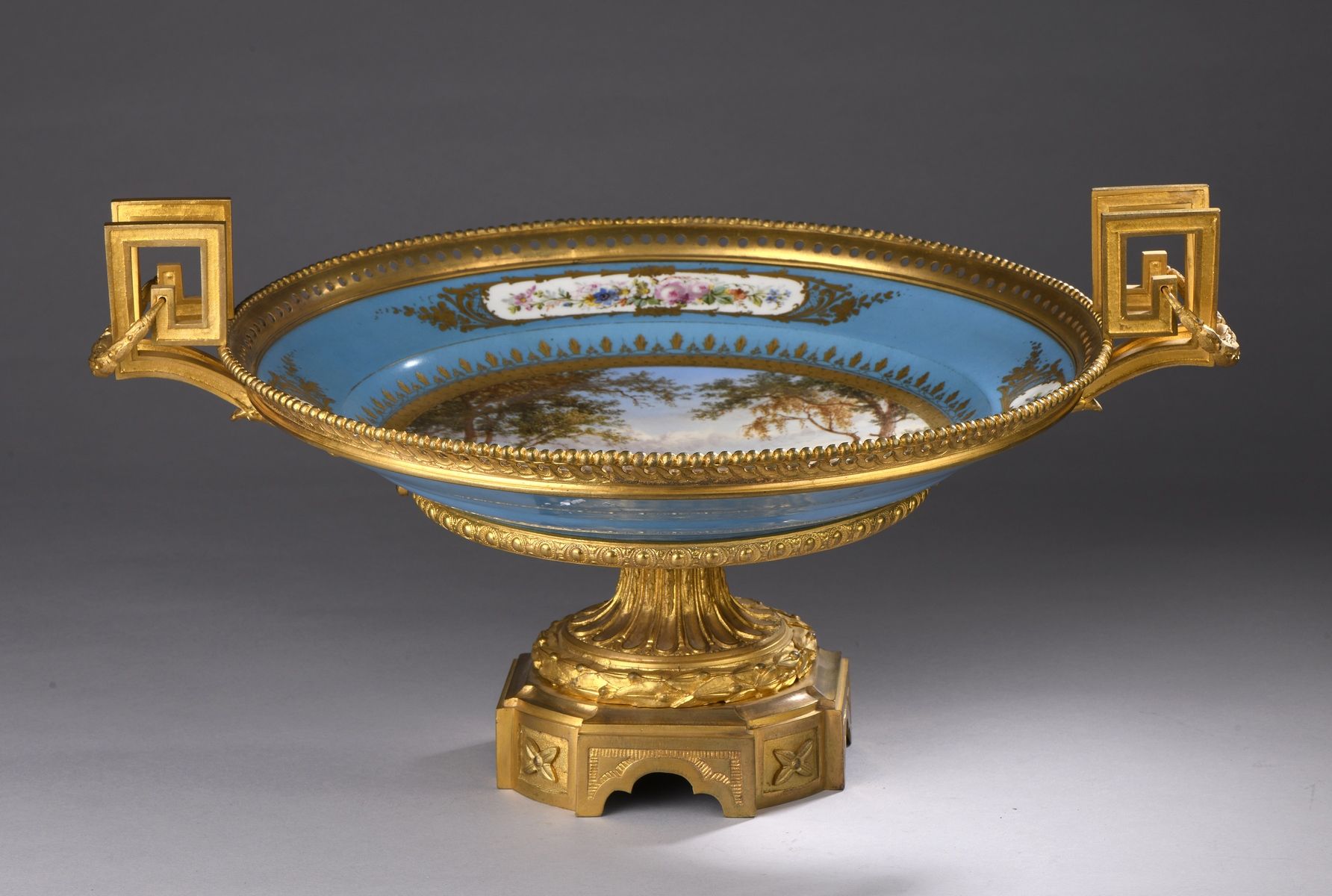 Null Sèvres, dans le goût de, fin XIXe siècle, 
Plat en porcelaine avec monture,&hellip;
