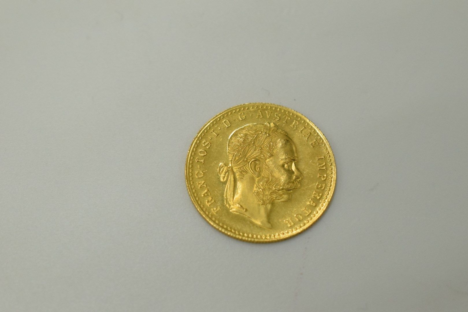 Null 1-Dukaten-Goldmünze Franziskus I. (1915)
Gewicht: 3,4 g.