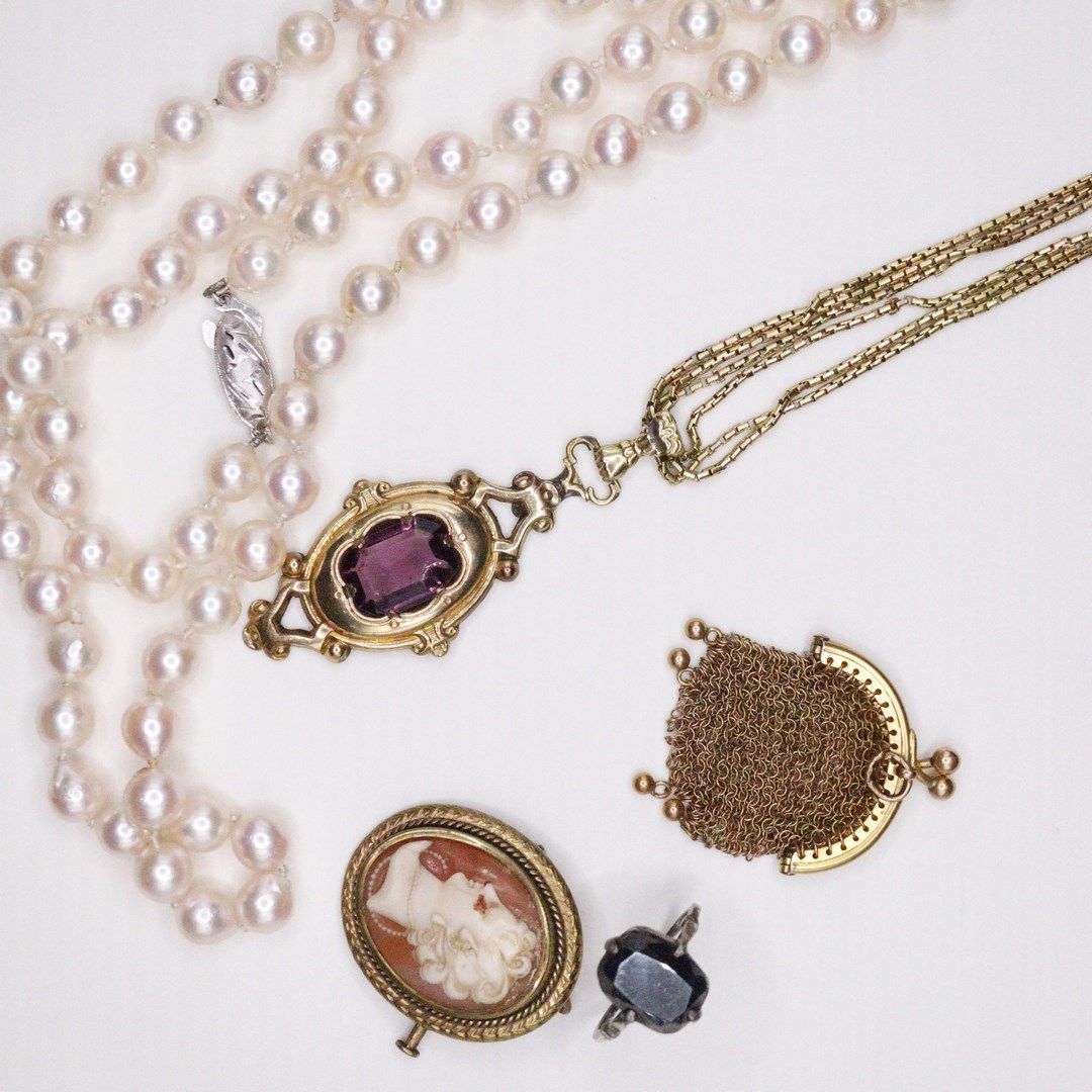 Null 大量的服装珠宝，包括: 
- 幻彩珍珠项链
- 紫色石头的项链和吊坠
- 一个镀金金属的小钱包
- 一枚带浮雕的胸针
一枚带仿石的银戒指。 
毛重：3&hellip;