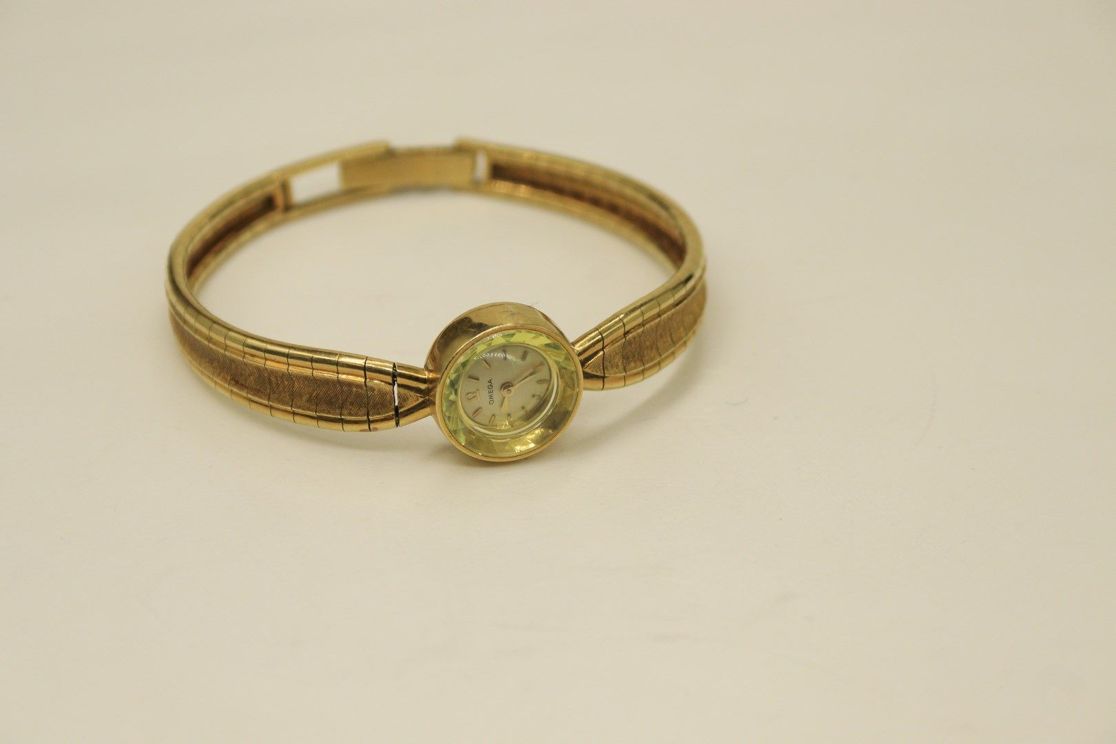 Null OMEGA
Damenarmbanduhr mit rundem Gehäuse aus 18 Karat Gelbgold (750).
Ziffe&hellip;