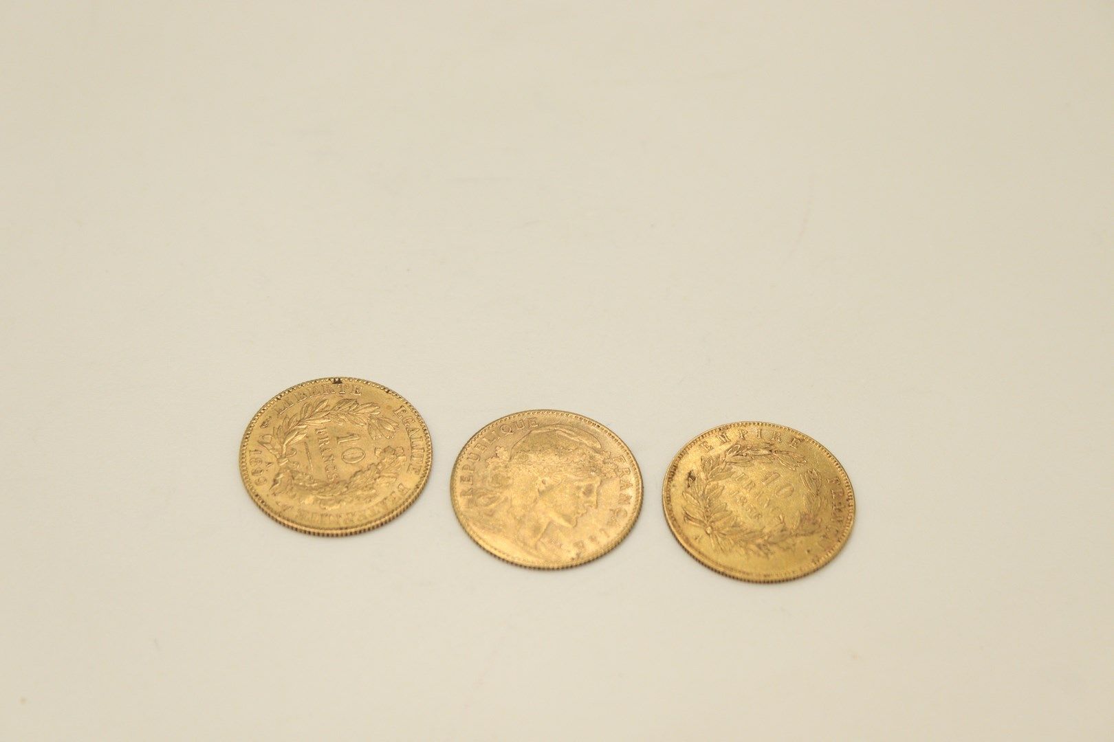 Null Lotto di 3 monete d'oro da 10 franchi, tra cui : 
- 10 Franchi Népoléon III&hellip;