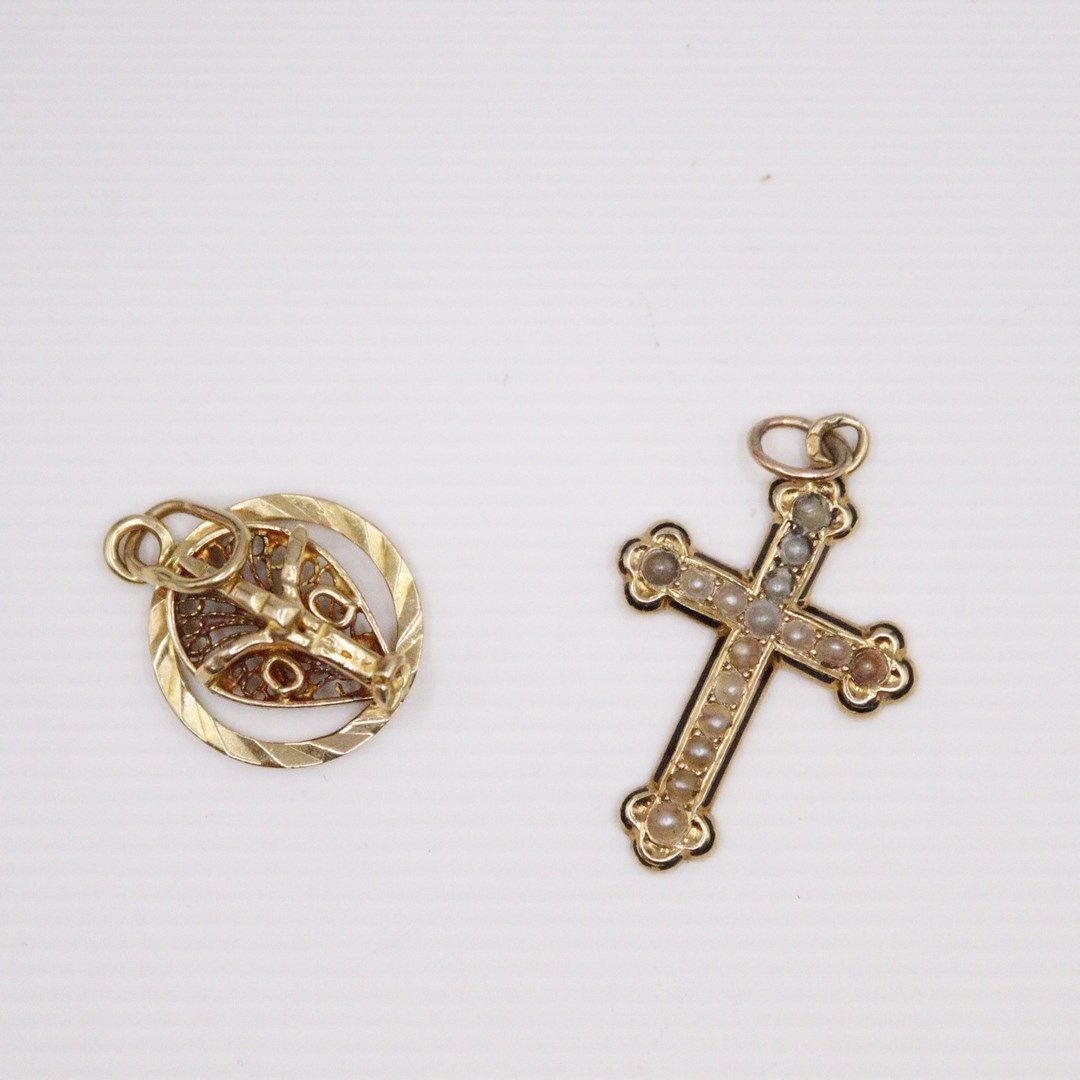 Null Lot of two 18k (750) yellow gold pendants
Weight : 4.6 g.